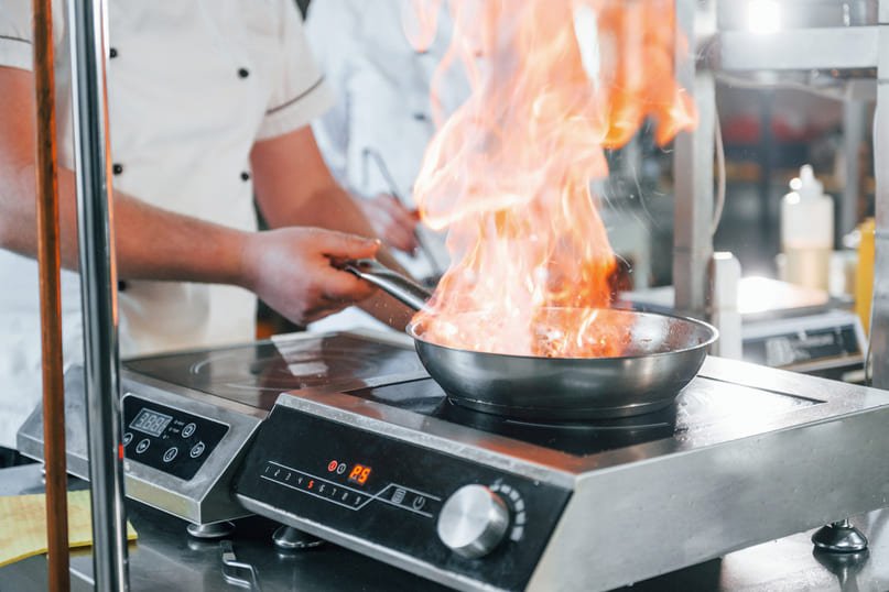 Indukcinė viryklė: 7 priežastys, kodėl ji būtina kiekvienoje profesionalioje virtuvėje